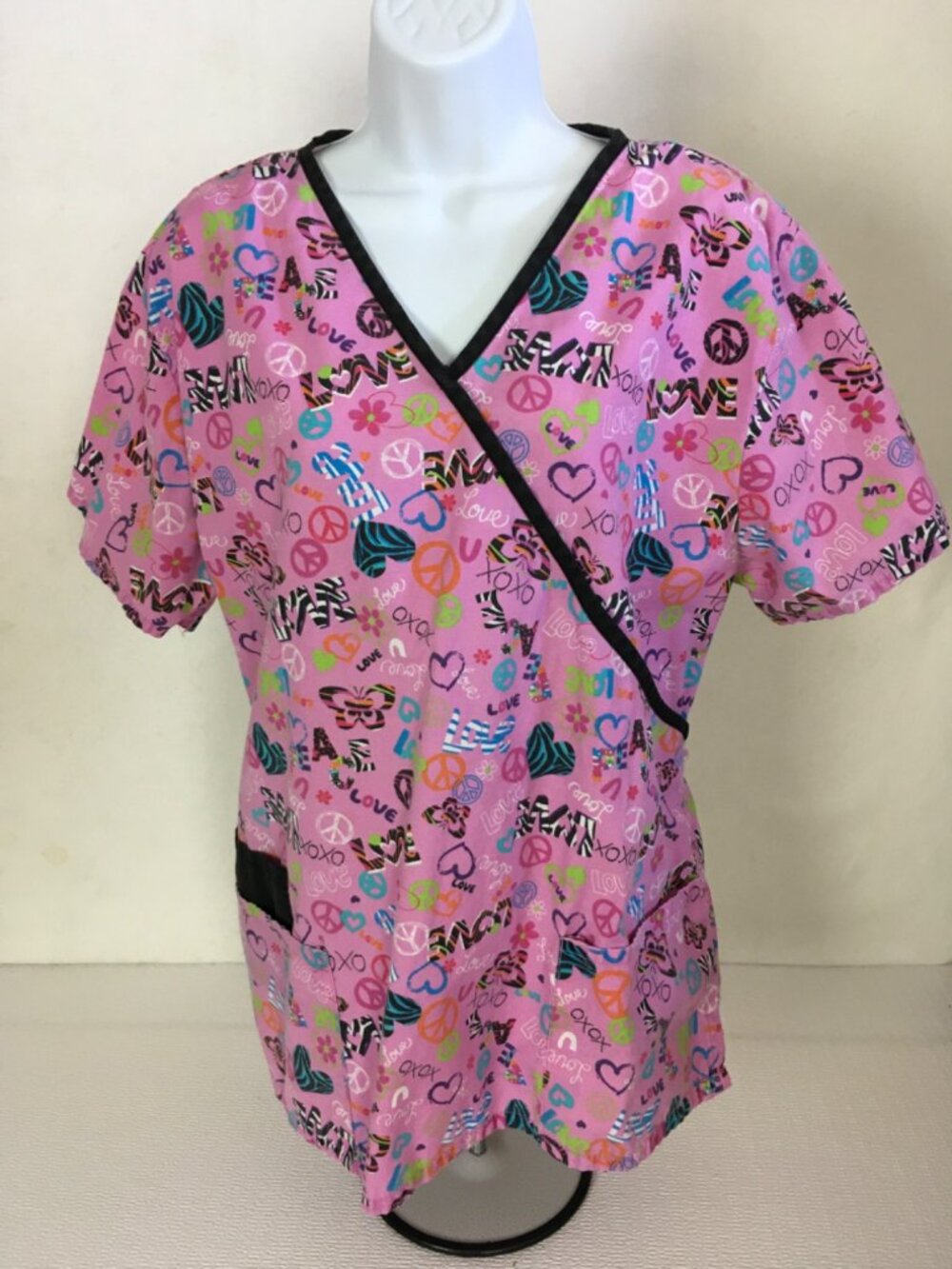 B Scrub Top Women Size 1X Purple w Hearts Butterflies Love Flowers Short Sleeves